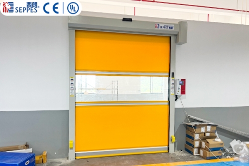 AGV感应+联动输送线：pvc快速门助力工厂无人化防尘物流通道