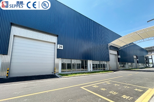 西朗门业镜面提升门如何融入泰瑞GIGA工厂的可持续设计哲学