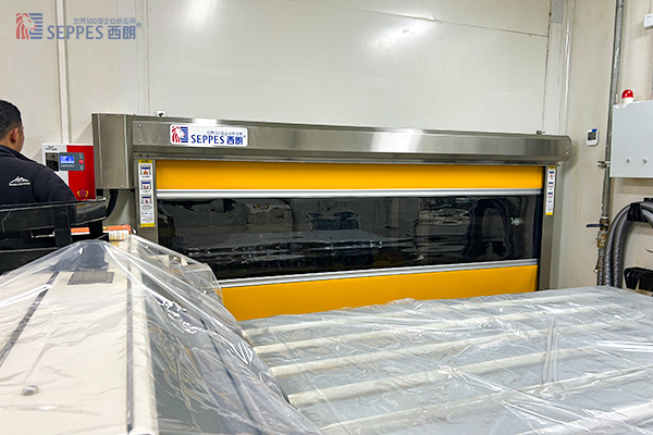 德联覆铜板输送线安装西朗快速门