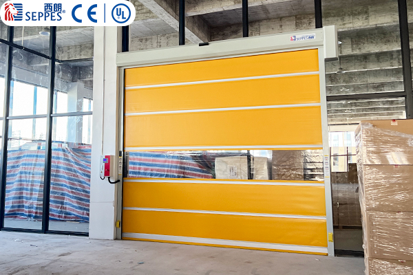 小步出行车间内部安装西朗快速门