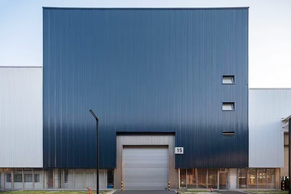 泰瑞GIGA工厂配西朗镜面工业提升门