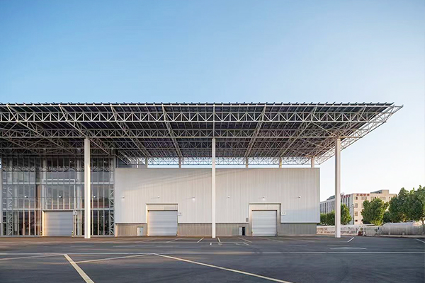 泰瑞GIGA工厂配西朗镜面工业提升门