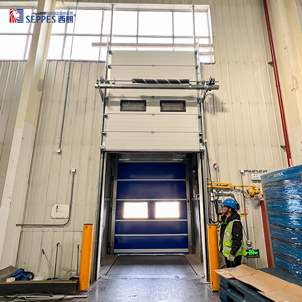 工业提升门常开，与快速门形成动态缓冲区