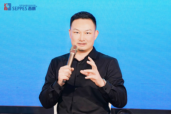 西朗门业董事长杨元嘉在论坛发言 西朗门业董事长杨元嘉在论坛发言