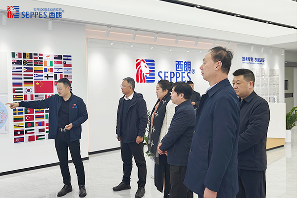 杨元嘉董事长向来宾们介绍西朗门业企业文化展厅 杨元嘉董事长向来宾们介绍西朗门业企业文化展厅