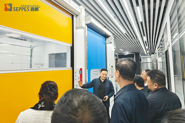 杨元嘉董事长演示讲解快速门等产品 杨元嘉董事长演示讲解快速门等产品