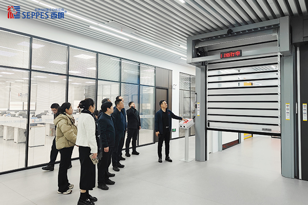 西朗门业董事长杨元嘉为领导们演示高端工业门产品在工业物联网中的应用 西朗门业董事长杨元嘉为领导们演示高端工业门产品在工业物联网中的应用