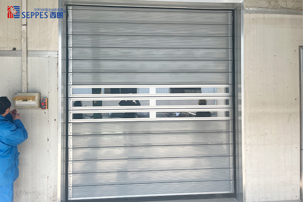 上好佳食品安装西朗拉链快速门和硬质快速门