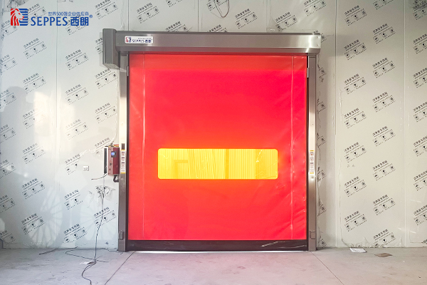 上好佳食品安装西朗拉链快速门和硬质快速门