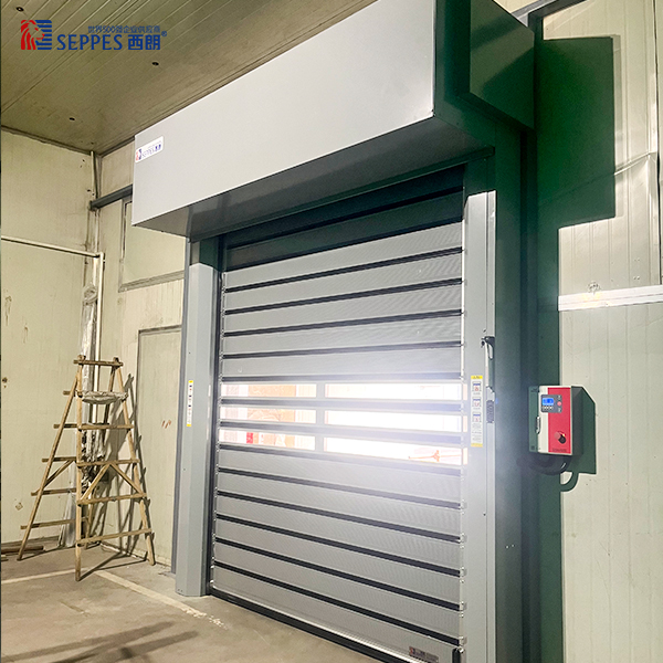 上好佳食品安装西朗拉链快速门和硬质快速门