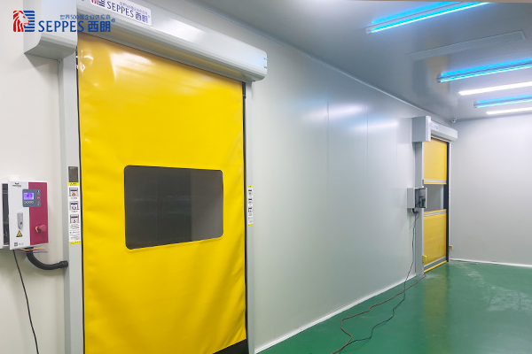 洁净室拉链快速门（左），毛刷快速门（右）