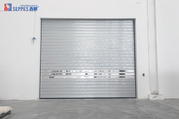 40mm厚铝合金门板，抗风保温能力强